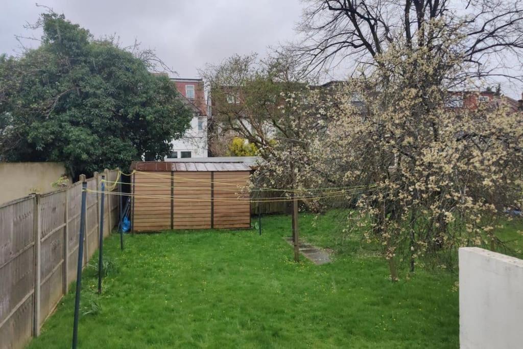 Large Studio Garden Flat On Golders Green Road Londra Exterior foto