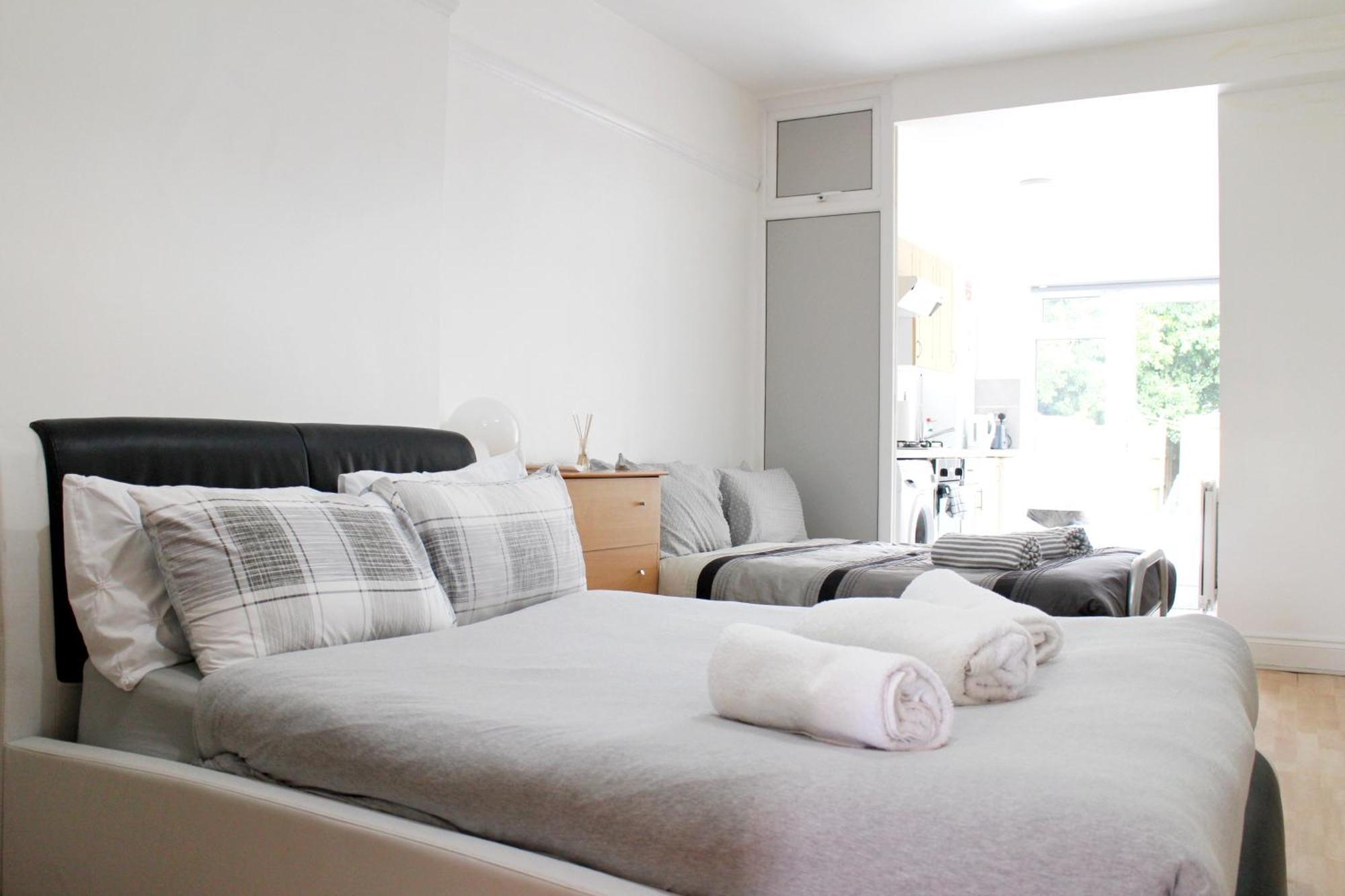 Large Studio Garden Flat On Golders Green Road Londra Exterior foto