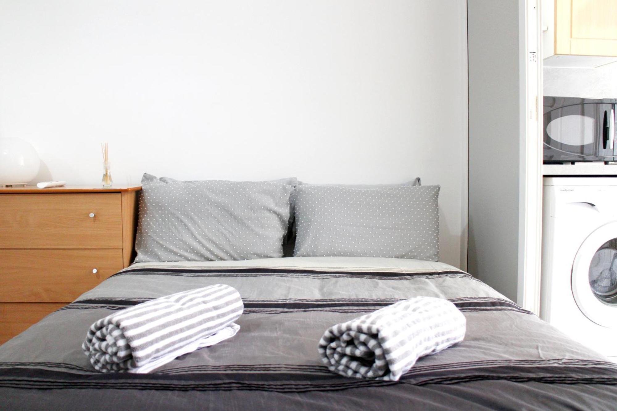 Large Studio Garden Flat On Golders Green Road Londra Exterior foto