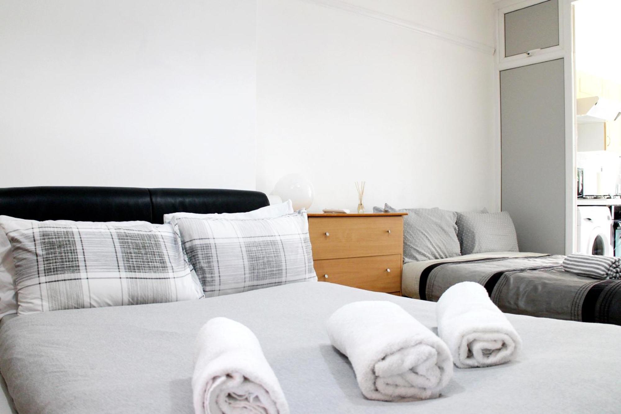 Large Studio Garden Flat On Golders Green Road Londra Exterior foto