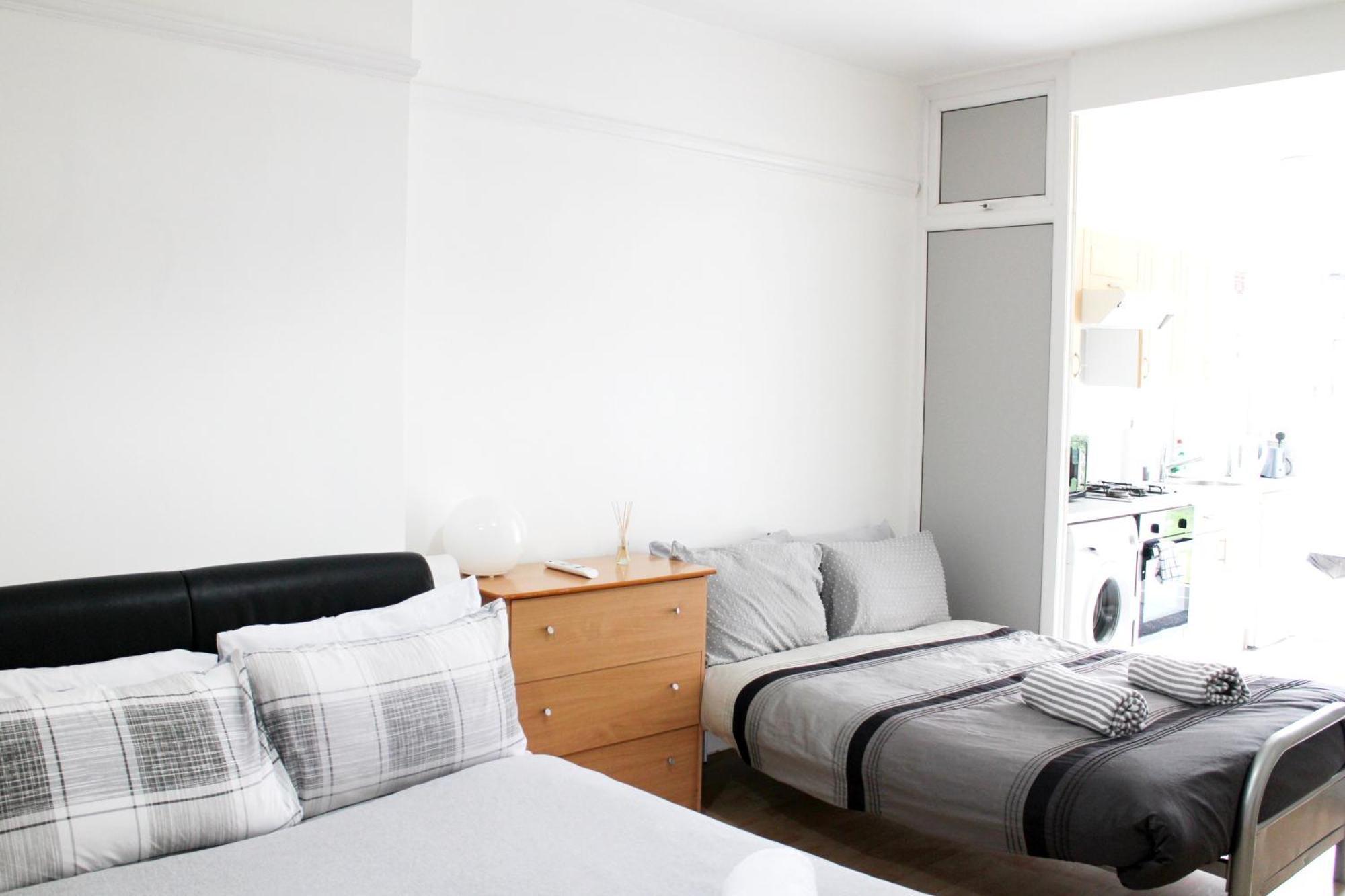 Large Studio Garden Flat On Golders Green Road Londra Exterior foto